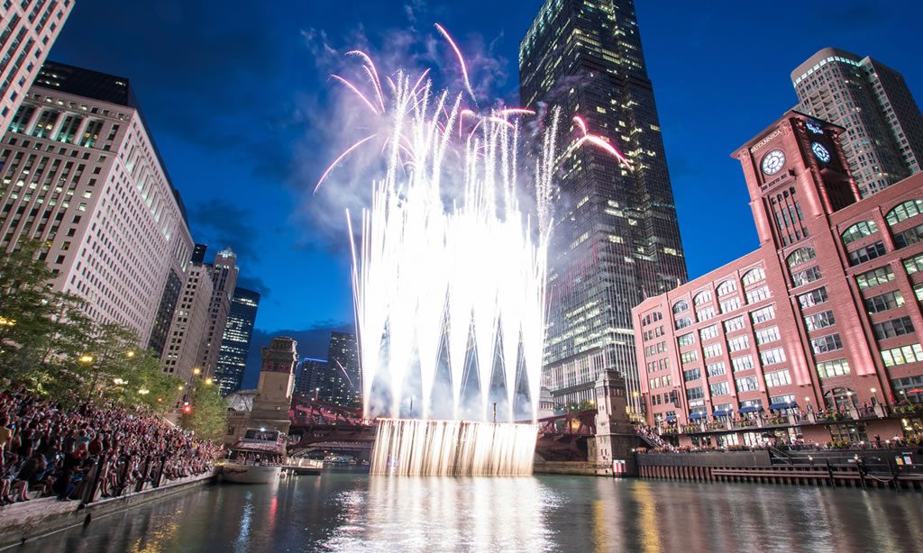 Fuegos artificiales de Año Nuevo en el río Chicago 