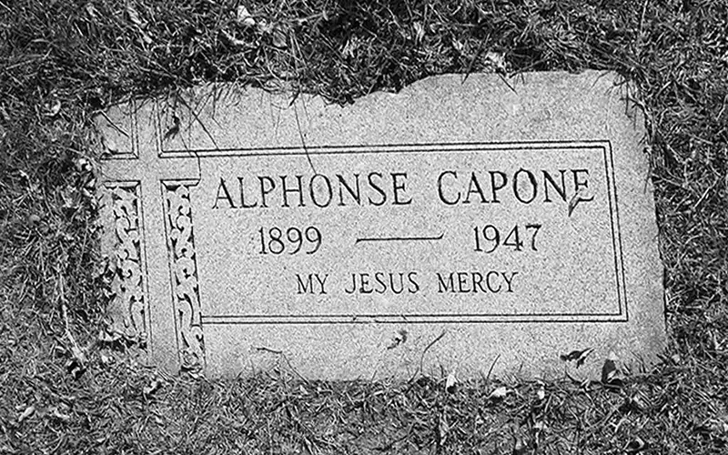 Tumba de Al Capone en el Cementerio de Mount Carmel de Chicago