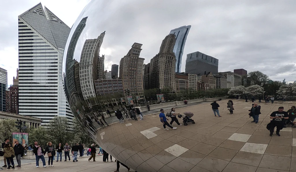 La escultura Cloud Gate, principal atraccion del Parque del Milenio, diseñada por el artista británico Anish Kapoor.