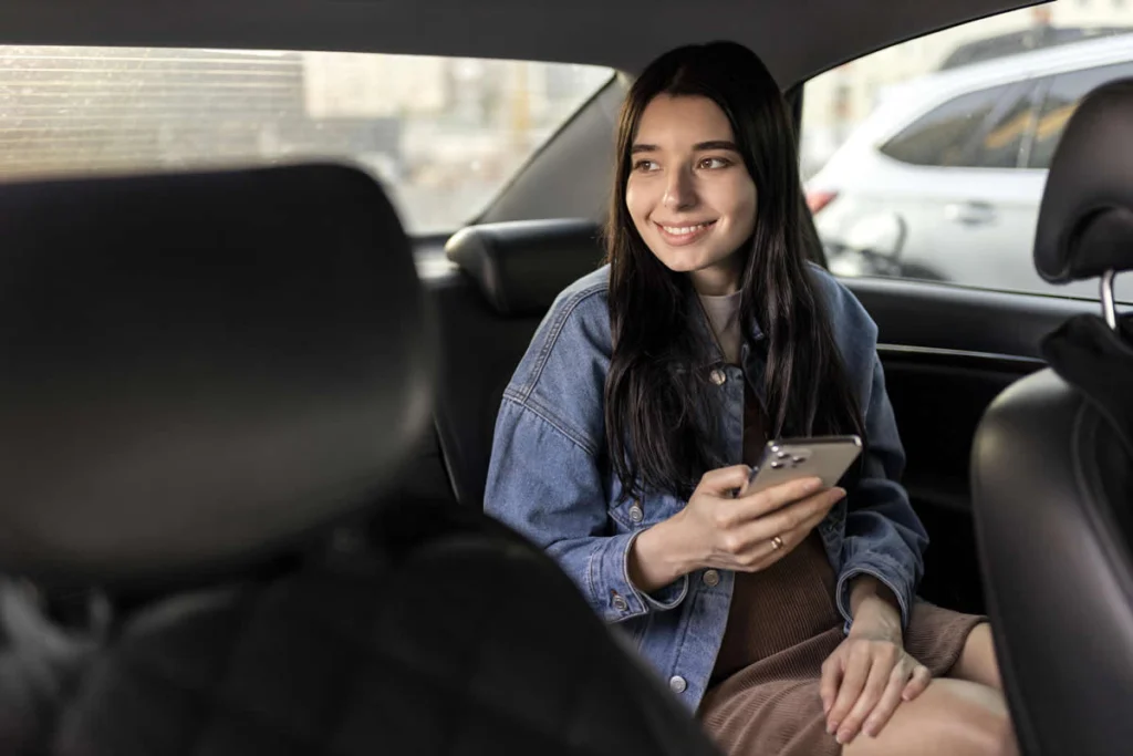 La imagen muestra una pasajera usando Uber en Chicago