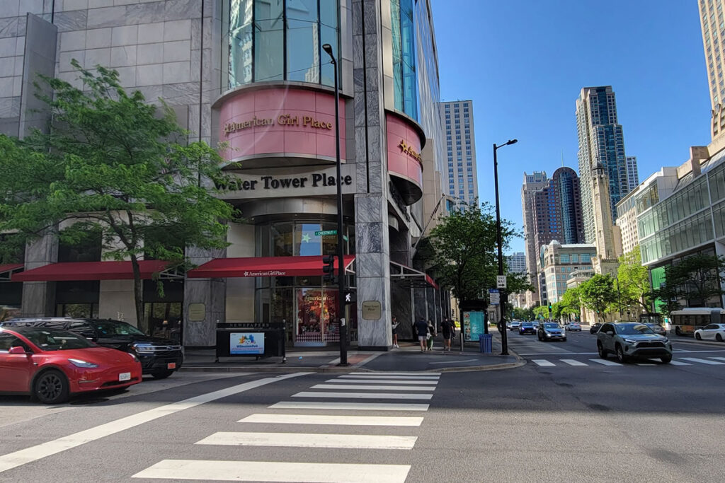 El centro comercial Water Tower Place en Chicago, con tiendas y escaleras mecánicas. En la imagen el exterior de American Girls Place.